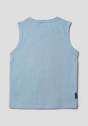 Lichtblauw mouwloos katoenen hemd met een klein stoffen label met een ontwerp van een palmboom en de zon aan de onderzoom, op een grijze achtergrond.