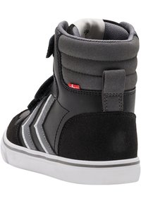 Schwarze High-Top-Sneaker mit einer Kombination aus Leder und Wildleder, grauen Streifenakzenten, Klettverschluss und einer weißen Gummisohle.