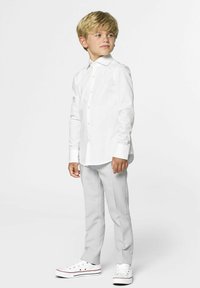 Witte button-up shirt, lichtgrijze broek en witte sneakers met rode accenten. Soepele stof, klassieke pasvorm en lange mouwen.