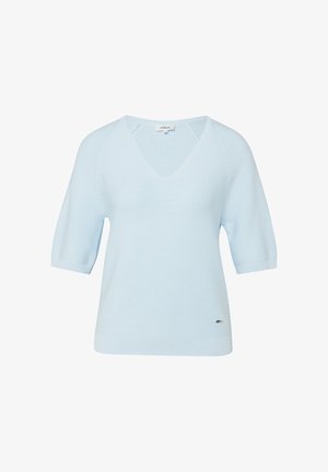 Hellblauer gestrickter Kurzarmpullover mit V-Ausschnitt und geripptem Saum, mit kleinem Metall-Brandetikett unten rechts.