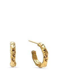Goldene Creolen mit einer strukturierten, zerknitterten Oberfläche. Abgerundete Form und geschlossenes Design. Verfügt über einen einfachen Stecker-Verschluss für sicheren Halt.