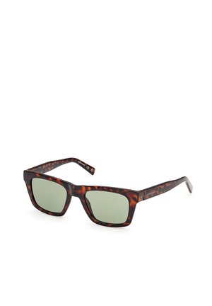 Rechteckige Sonnenbrille aus Schildpatt mit grün getönten Gläsern und leicht dicken Fassungen, nach rechts geneigt auf weißem Hintergrund.
