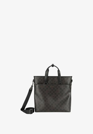 Bolsa tote de patrón de tablero de ajedrez negro y marrón con asas de cuero, correa de hombro ajustable y detalle de logo en la parte frontal. Textura mate.