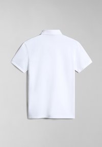 Polo a maniche corte in cotone bianco, con colletto classico e una texture liscia, caratterizzato da linee pulite e senza accenti visibili.