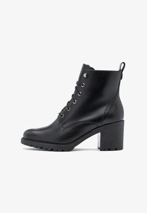 Czarne skórzane botki za kostkę z okrągłym noskiem, sznurowanym przodem, srebrnymi oczkami i grubym obcasem. Teksturowana gumowa podeszwa zapewniająca przyczepność.