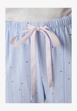 Helles blaues Schlafshorts mit vertikalen Streifen in Pink und Gelb, verziert mit kleinen Herzmustern und einer rosa Satinschleife an der Taille.