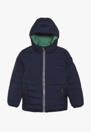 Marineblå jakke med fyld, grøn indvendig, lynlås foran, hætte og to sidelommer med horisontalt quiltet syning.