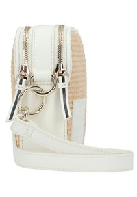 Piccola borsa a tracolla intrecciata in beige con bordi in pelle bianca, due cerniere dorate, accessori in metallo dorato e un manico in pelle bianca per il polso.