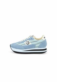 Blauwe suède sneakers met een geweven textiel bovenwerk, witte accenten en een gelaagde zool met zwart-witte strepen.
