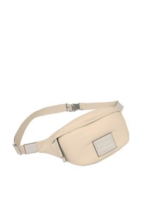 Marsupio in tessuto beige con un'etichetta rettangolare che reca la scritta "STUDIO BERLIN". Presenta una tracolla regolabile e accenti in metallo.