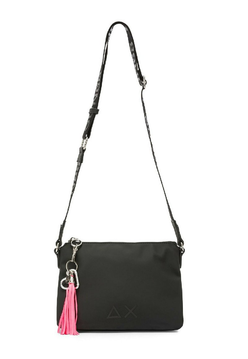 Borsa a tracolla rettangolare nera con tracolla regolabile, portachiavi argentato e accessorio a nappina rosa brillante su sfondo bianco.