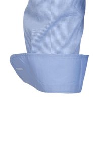 Polsino di camicia a quadri blu con una texture liscia, caratterizzato da un bordo blu uniforme. Il tessuto appare leggero e traspirante.