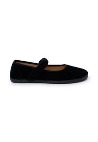 Zapato plano de terciopelo negro con punta redonda, que presenta una cinta arrugada en el empeine. Forro suave y suela de goma negra.