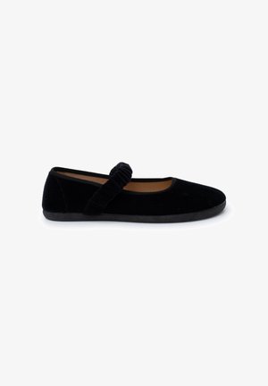 Scarpa piatta in velluto nero con punta arrotondata, caratterizzata da una fascia arricciata sul collo del piede. Fodera morbida e suola in gomma nera.