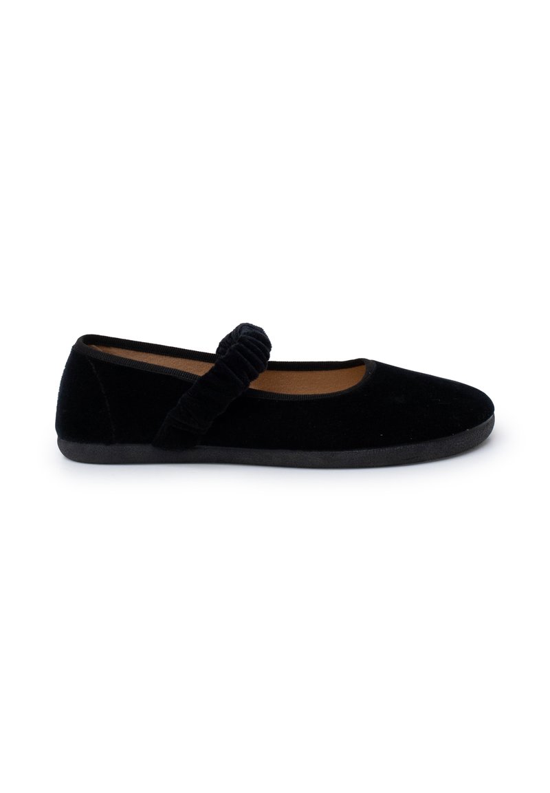 Zapato plano de terciopelo negro con punta redonda, que presenta una cinta arrugada en el empeine. Forro suave y suela de goma negra.