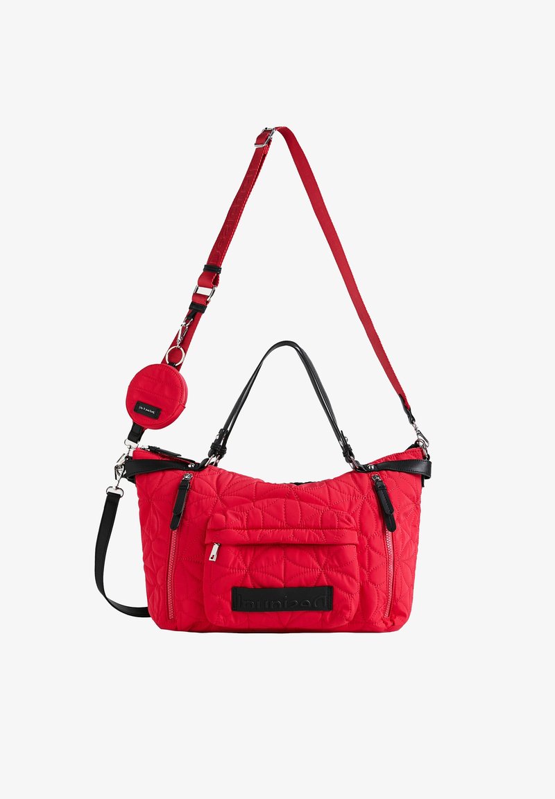 Czerwona pikowana torebka na ramię z czarnymi uchwytami, regulowanym czerwonym paskiem, kieszenią na zamek z przodu, dwoma bocznymi zamkami oraz małą okrągłą saszetką przymocowaną do torebki.