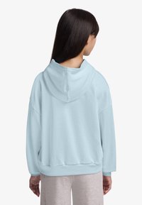 Φαρδιά φωτεινά γαλάζια μπλούζα με κουκούλα και κορδόνι, ριμπ μανσέτες και στρίφωμα. Απαλή υφή υφάσματος, άνετη εφαρμογή και ελάχιστες ραφές.