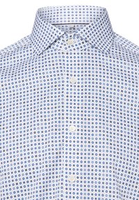 Camicia bianca con bottoni, caratterizzata da un colletto strutturato, decorata con un motivo circolare ripetitivo blu e grigio. Texture in cotone liscia.