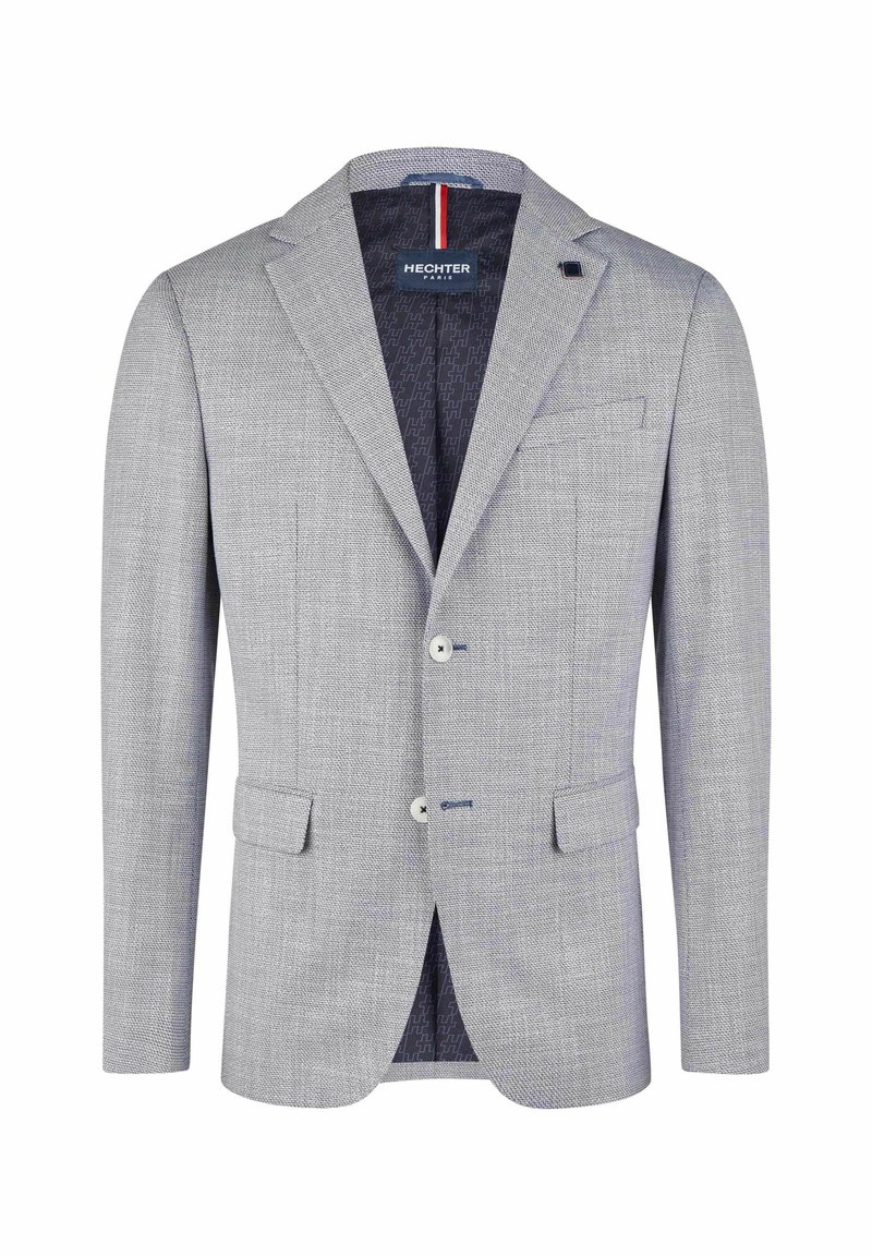 Helles graues Blazer aus strukturiertem Stoff. Es verfügt über zwei Fronttaschen, einen ausgeschittenen Kragen und weiße Knöpfe. Blaue gemusterte Fütterung sichtbar.