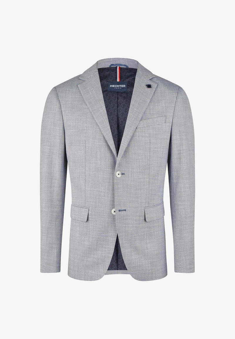 Lichtgrijze blazer van gestructureerde stof. Het heeft twee voorzakken, geknipte revers en witte knopen. Blauwe patroonvoering is zichtbaar.