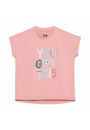 Rosa kurzärmeliges Hemd mit der Aufschrift "YOU GOT THIS" in bunten, verspielten Buchstaben und einem lächelnden Herz, das den Buchstaben O ersetzt.