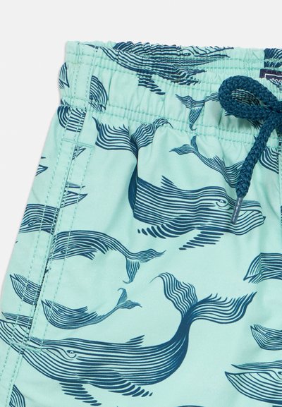 Kerged ujumispüksid helesinise taustaga ja tumesiniste vaala mustritega. Paelaga vöökoht tekstuuritud viimistlusega.