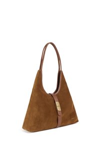 Brun ruskinds skuldertaske med en trekantet form, der har et læderhåndtag og en guldfarvet hardwaredetalje på forsiden.