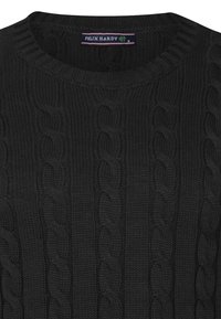 Pull noir en maille torsadée avec un col rond. Le matériau semble épais et texturé, avec un motif de torsades tout autour.