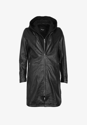 Schwarzer Lederlangmantel mit Kapuze, frontalem Reißverschluss und Seitentaschen. Die Ärmel sind leicht locker, und der Stoff wirkt glatt und glänzend.