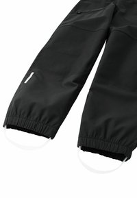 Wasserdichte schwarze Hose mit elastischen Bündchen, ausgestattet mit einer Reißverschlusstasche und weißen Akzenten für einen sicheren Sitz und Funktionalität.