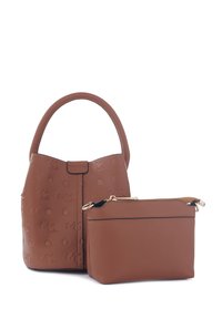 Borsa a tracolla in pelle marrone con pois embossati e logo, caratterizzata da un design strutturato e da un manico corto, accompagnata da una piccola pochette con zip.