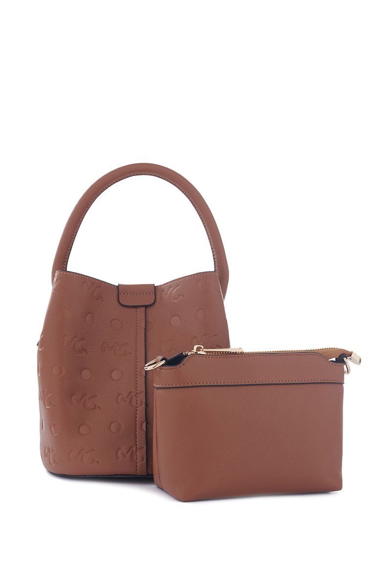 Borsa a tracolla in pelle marrone con pois embossati e logo, caratterizzata da un design strutturato e da un manico corto, accompagnata da una piccola pochette con zip.