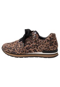 Trampki w panterkę z teksturowaną cholewką z zamszu, czarnymi sznurówkami, suwakiem oraz kontrastową białą i brązową podeszwą.