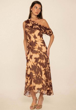 THE-ARE, VESTIDO MIDI ASIMÉTRICO ESTAMPADO - Vestido largo - estampado marrón
