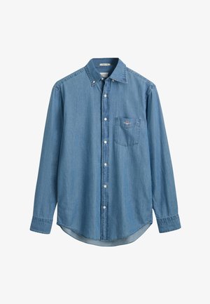 Lichtblauwe denim overhemd met lange mouwen, voorzien van een button-down kraag, een voorzak en witte knopen. Glad textuur met een iets gebogen zoom.