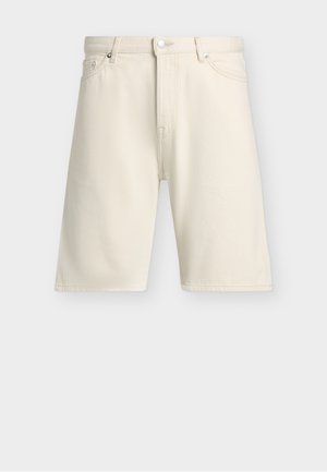 Μπεζ τζιν σορτς μέχρι το γόνατο με εμπρόσθιο κουμπί, φερμουάρ και σχεδιασμό με πέντε τσέπες, εμφανιζόμενα σε απλό ανοιχτόχρωμο φόντο.