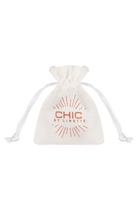 Pochette en tissu blanc avec cordon de serrage, présentant le texte "CHIC BY LIRETTE" en cuivre avec des lignes rayonnantes en accents. Texture lisse avec une finition douce.
