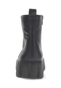 Schwarze Leder-Ankle Boots mit Zuglasche und Reißverschluss, ausgestattet mit einer stabilen, geriffelten Sohle für zusätzlichen Halt und mehr Höhe. Glatte Oberfläche, elegantes Design.