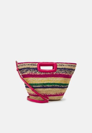 Bolso de mano tejido de paja con rayas horizontales en rosa, azul marino, amarillo y verde, con asas rectangulares rosas y una correa de hombro rosa.