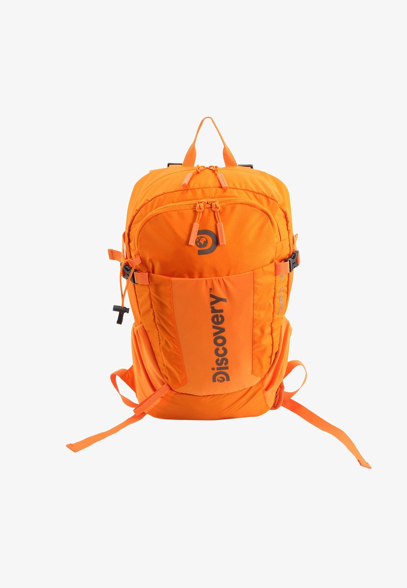 Orange Rucksack aus strapazierfähigem Nylon, mit mehreren Fächern, verstellbaren Trägern und einem auf der Vorderseite gedruckten Logo.