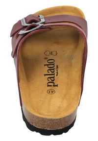 Sandalo scivolato in pelle bordeaux con fibbia in metallo argentato, soletta in suede, soletta intermedia in sughero e suola esterna in gomma nera testurizzata.