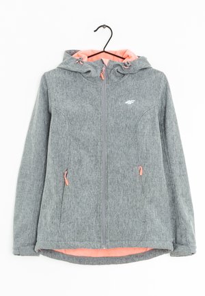 Szara kurtka softshell z zamkiem błyskawicznym i kapturem, brzoskwiniowa podszewka wewnętrzna, zapinane na zamek kieszenie boczne oraz regulowane ściągacze przy kapturze, wisząca na czarnym wieszaku.