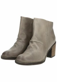 Botas de tobillo de cuero topo con una textura suave y arrugada, punta redondeada y un tacón de madera apilada. Marca sutil en el lateral.