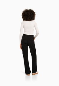 Bershka Pantalones cargo - black