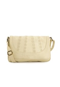 Beige læder crossover taske med indgraveret design, justerbar rem og magnetisk flaplukning. Har logo prægning på forsiden.