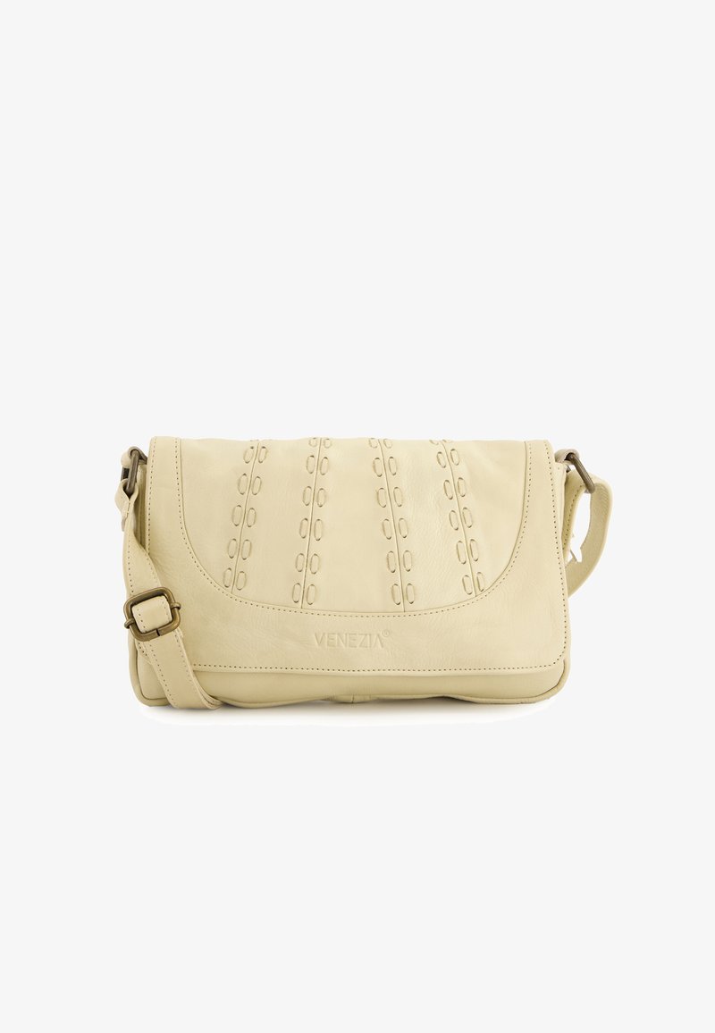 Beige Leder Umhängetasche mit graviertem Design, verstellbarem Gurt und Magnetklappe. Mit eingeprägtem Logo auf der Vorderseite.