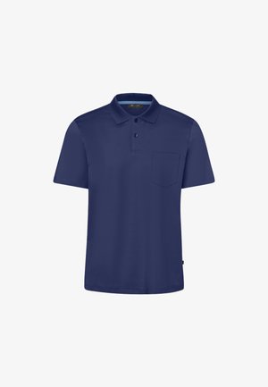 Námořnická modrá polo košile vyrobená z měkké tkaniny, s krátkým rukávem, límečkem, třemi knoflíky a malou kapsičkou na prsou.