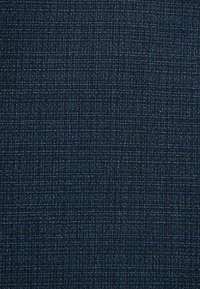 Dunkelblaue Textiloberfläche mit feinem Karomuster, die eine glatte Oberfläche und subtile Farbvariationen aufweist. Eignet sich für Polsterungen oder Bekleidung.