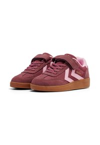 Bordeauxfarbene Sneaker aus Mesh- und Wildledermaterialien, mit pinken Akzenten und einem Klettverschluss. Gummisohle in Karamellfarbe und kontrastierendes weißes Zickzack-Design.