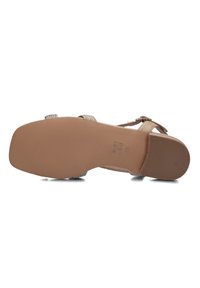 Beige platte sandaal met een gestreepte bandontwerp en een verstelbare enkelgesp. Glad zool met een lichte griptextuur.